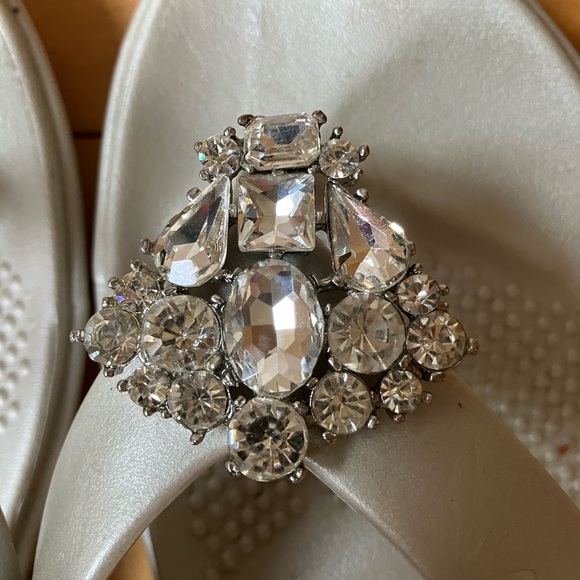 Okab pearl/stone flip flops - Picture 2 of 4